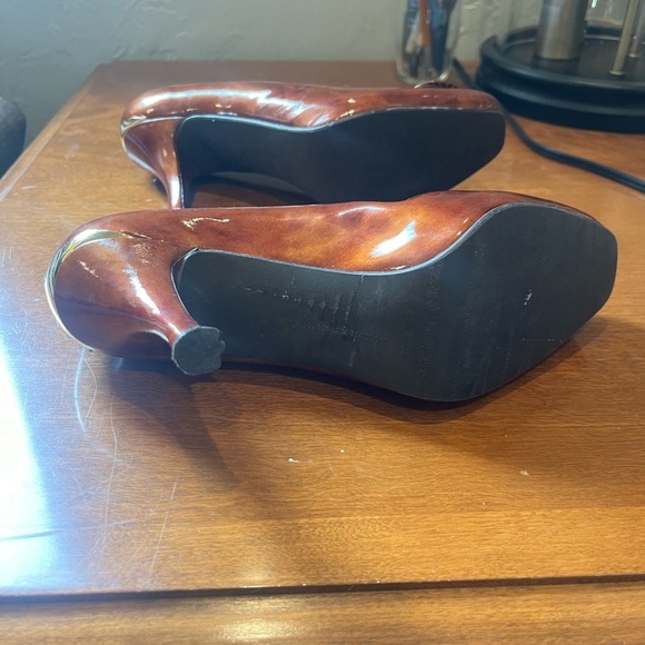 Stuart Weitzman neutral vintage heels with gold accents - Picture 5 of 5